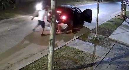 Mburucuyá: iban en un mismo auto y se bajaron para agarrarse a trompadas